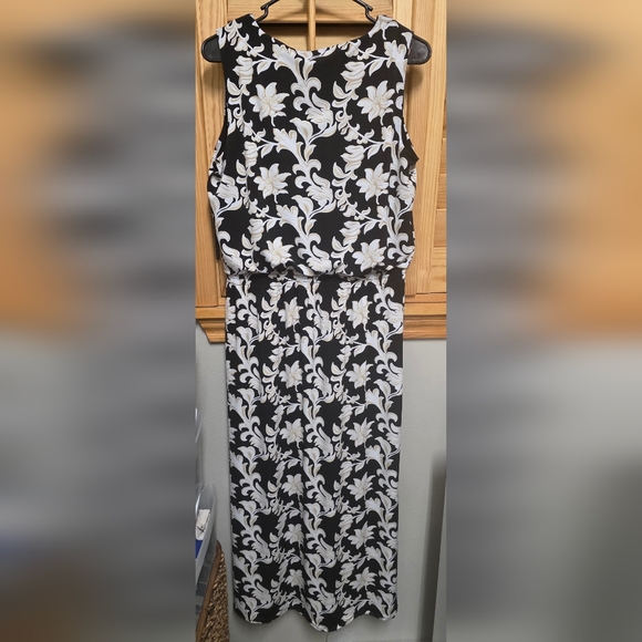 White House Black Market Black & White Floral V-Neck Maxi Dress - Picture 6 of 6